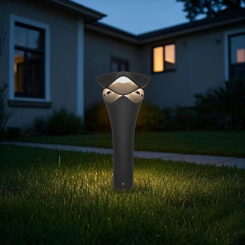 Made of high-quality aluminum alloy, the Petal Echo Lawn Light emits warm light on the lawn outside the villa in the evening