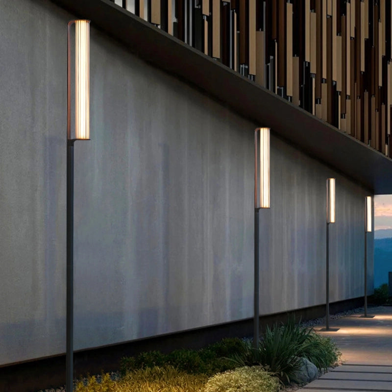 Four floor lamps stand elegantly in the courtyard beside the villa’s ground floor, creating a warm and inviting atmosphere.