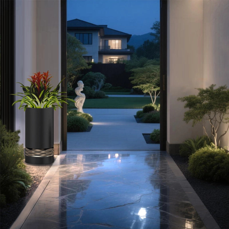 Under the night sky, there is a column lamp with potted plants on the top on the left side of the indoor corridor, and outside the door is a courtyard with green plants, sculptures and houses. The overall environment is elegant and bright