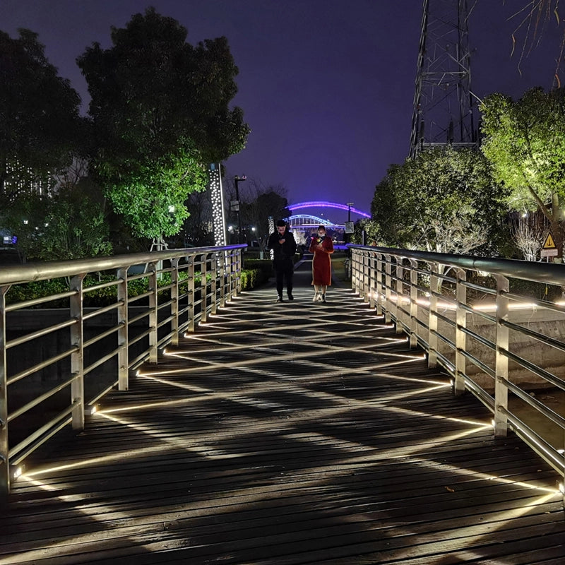 Small three-beam trail lights are arranged along the bridge, and the beams of light emitted are as dense as a net, which is very beautiful.